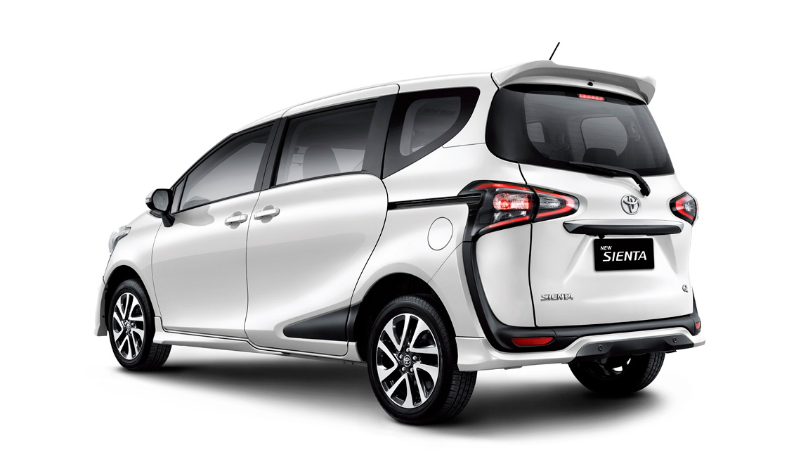 Toyota Sienta Hijau